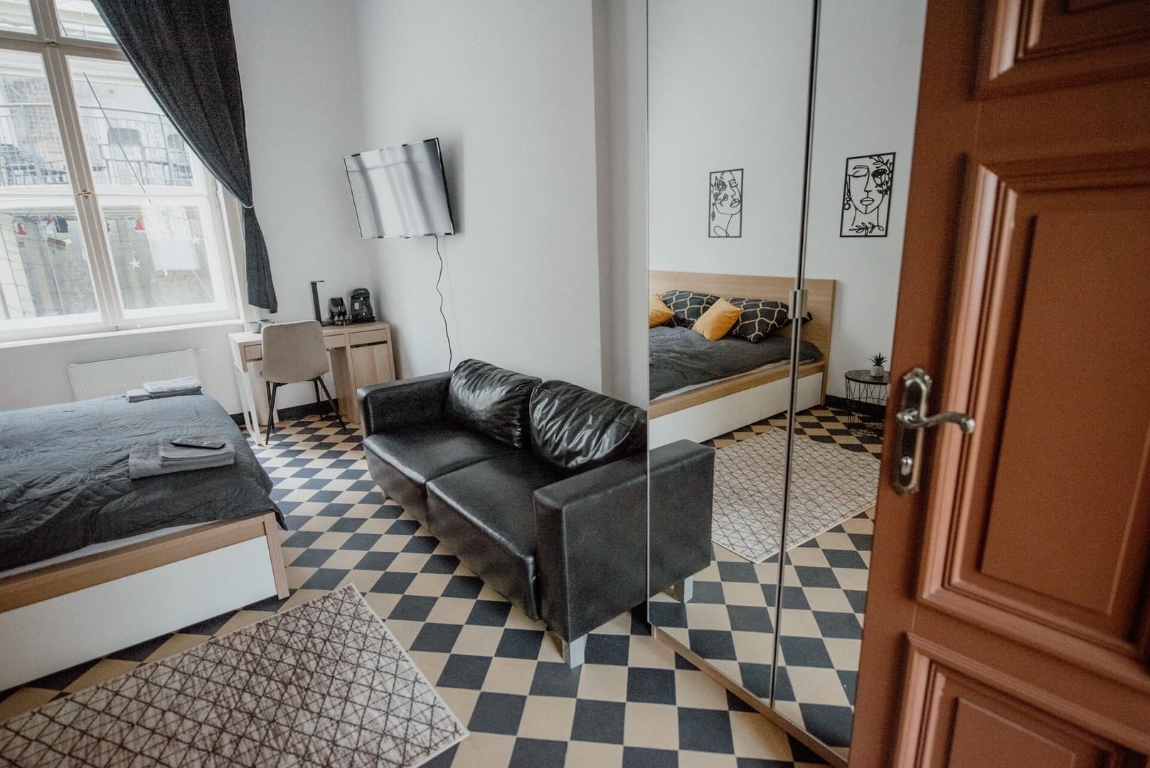 Piotrkowska 77 4 separete Bedrooms 4 osobne pokoje z osobna łazienką i kuchnią na korytarzu CHILLINLODZ 14